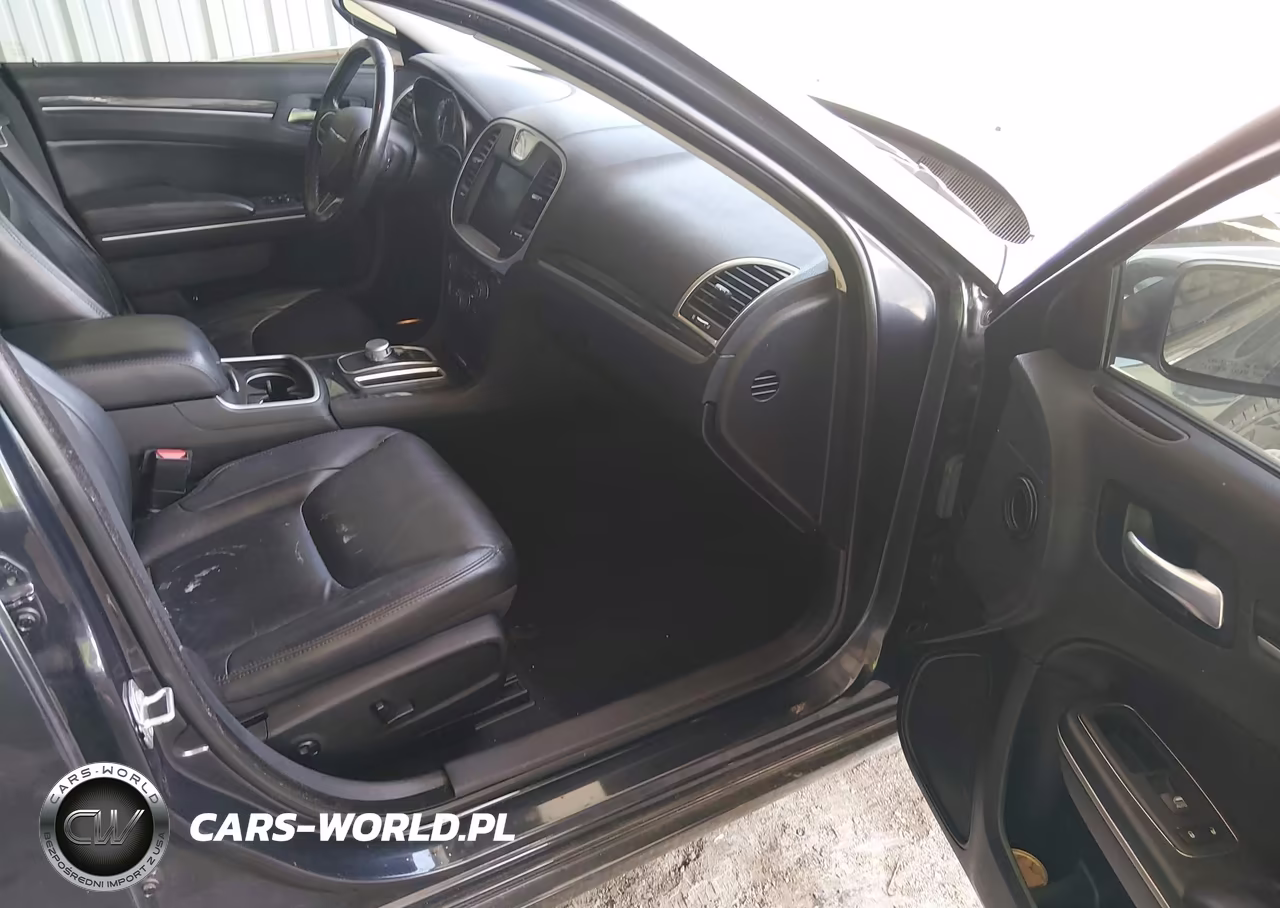 2019 Chrysler 300 Touring L VIN:2C3CCAAG9KH616997 - 5