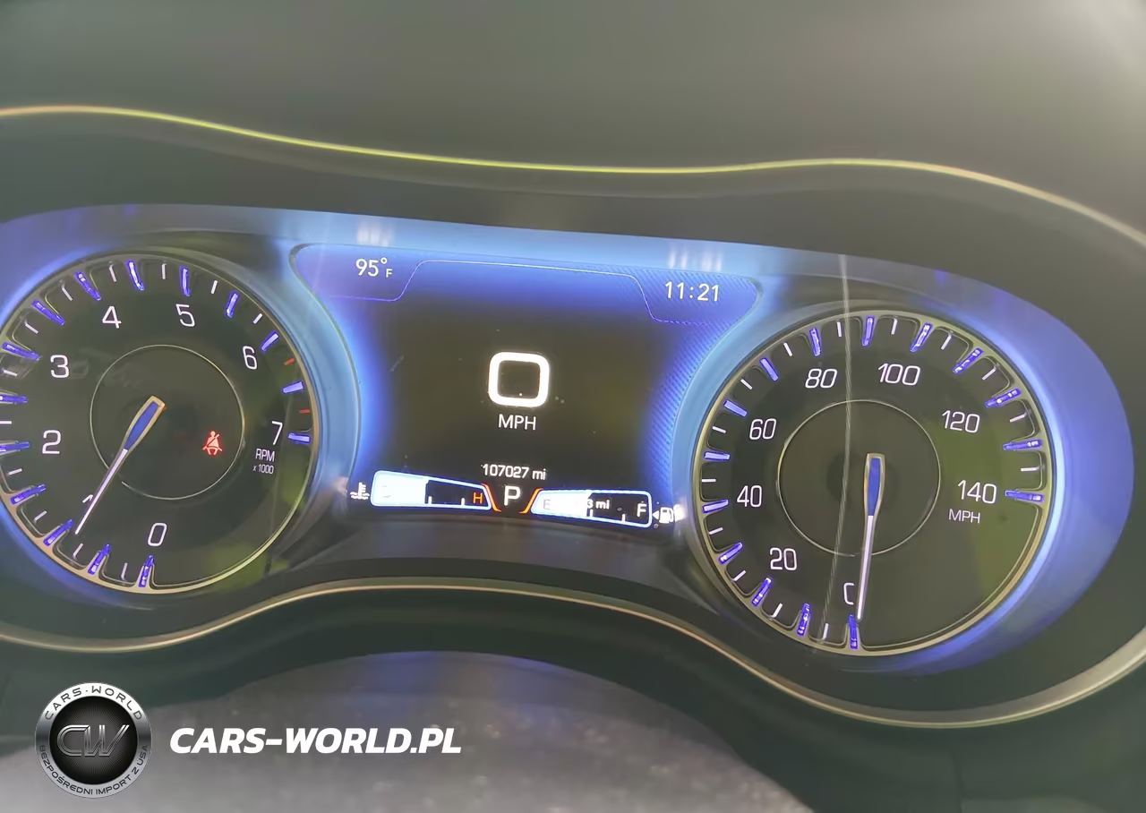 2019 Chrysler 300 Touring L VIN:2C3CCAAG9KH616997 - 7