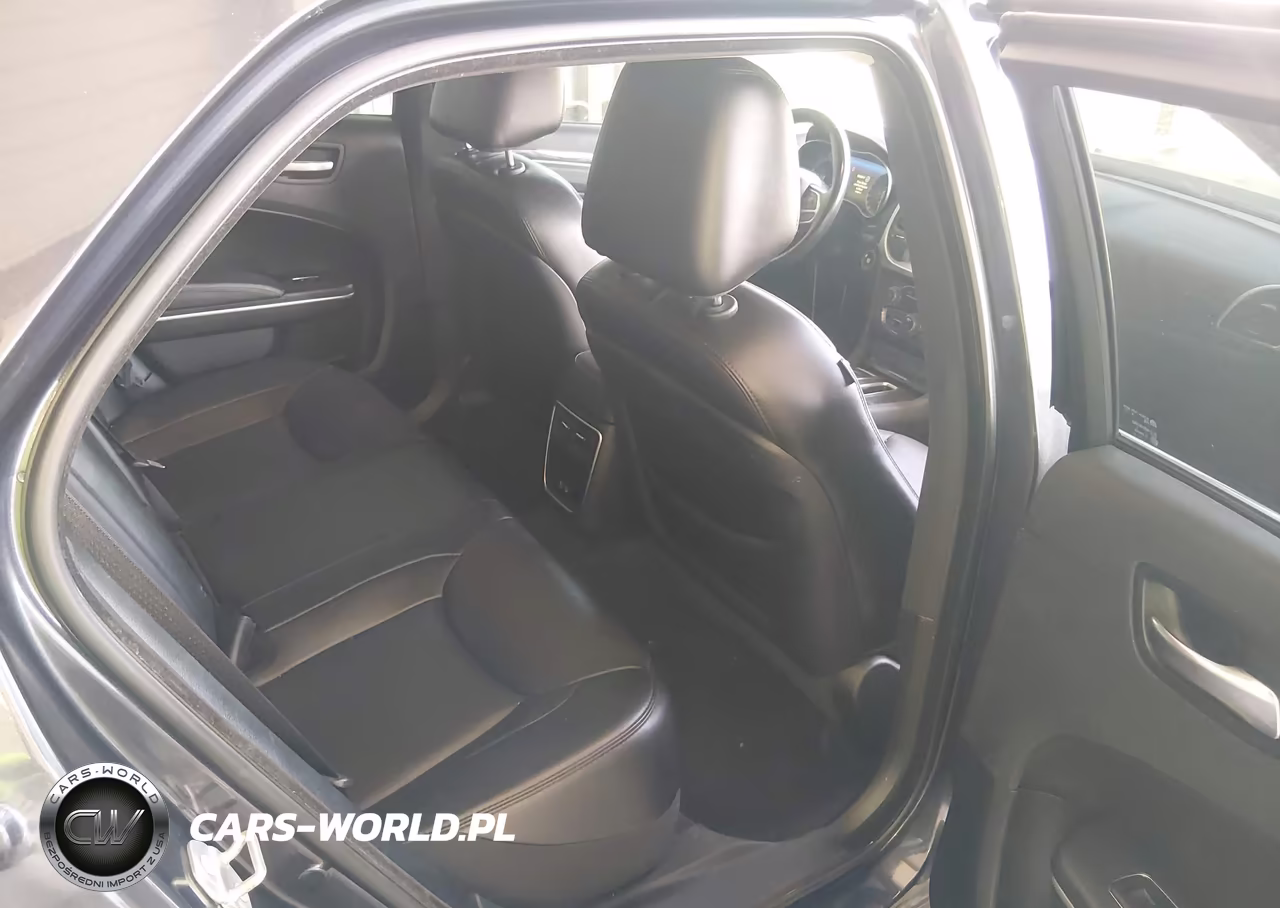 2019 Chrysler 300 Touring L VIN:2C3CCAAG9KH616997 - 8