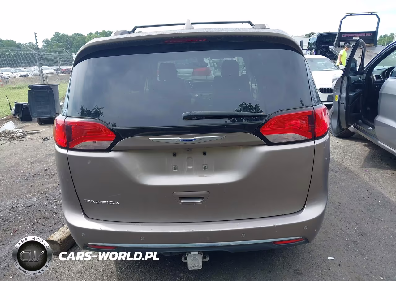 2018 Chrysler Pacifica Touring L Plus VIN:2C4RC1EG1JR189033 - 16