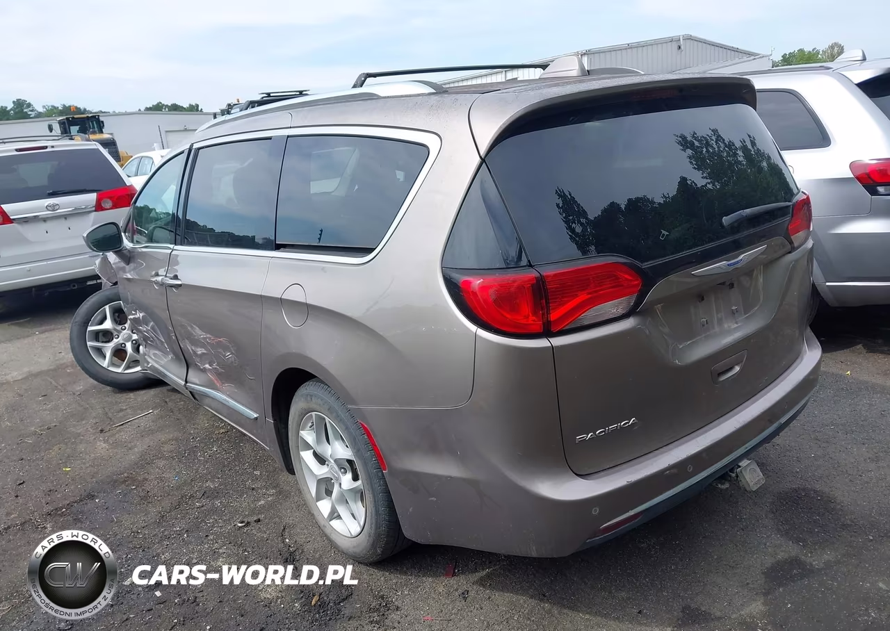 2018 Chrysler Pacifica Touring L Plus VIN:2C4RC1EG1JR189033 - 3