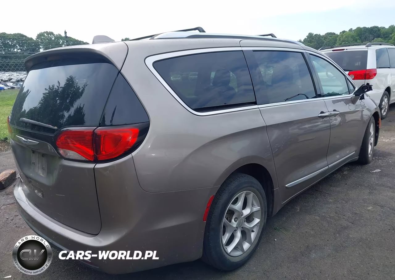 2018 Chrysler Pacifica Touring L Plus VIN:2C4RC1EG1JR189033 - 4