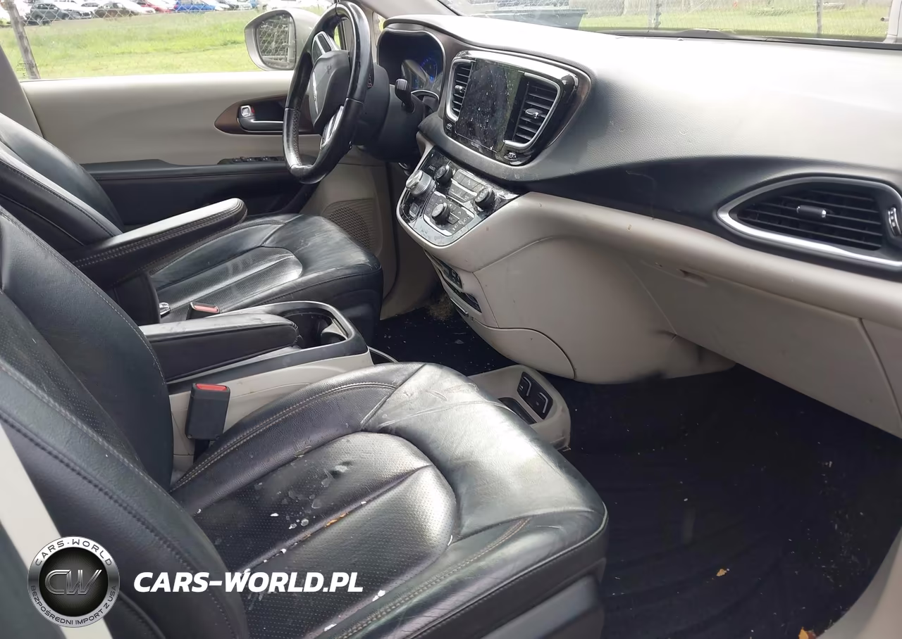 2018 Chrysler Pacifica Touring L Plus VIN:2C4RC1EG1JR189033 - 5