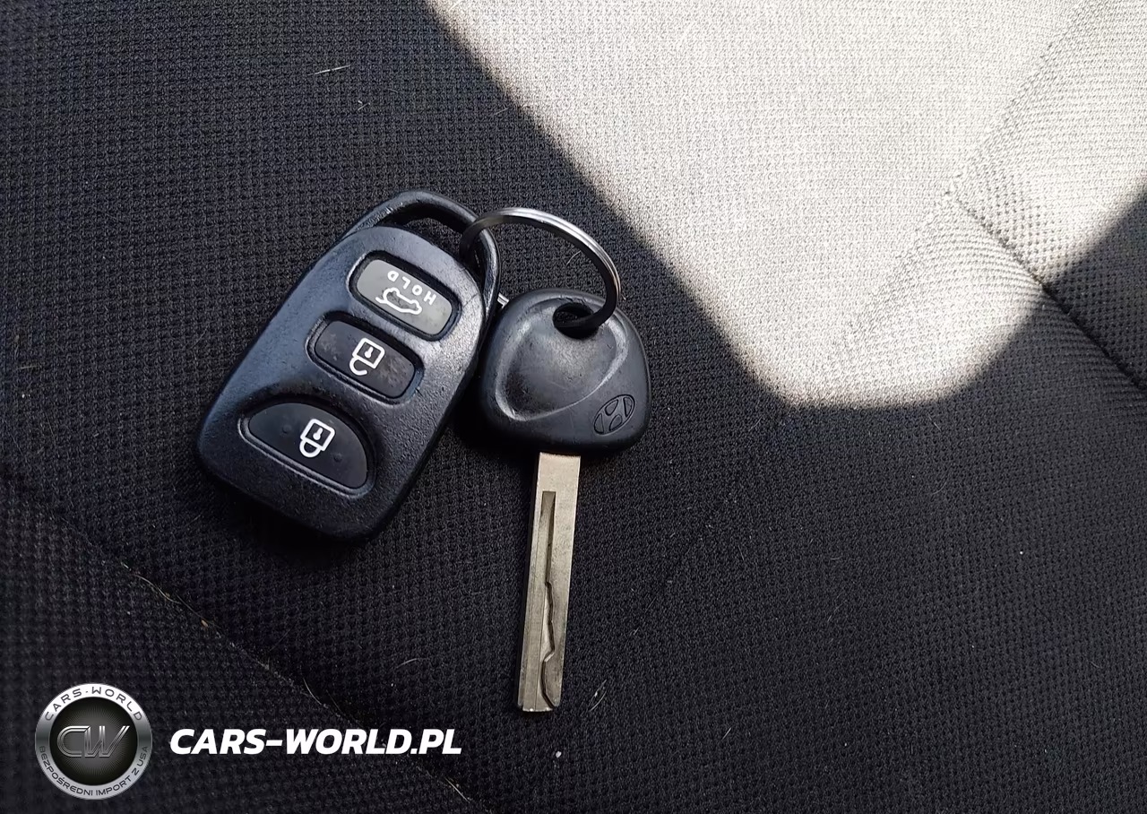 2016 Hyundai Veloster VIN:KMHTC6AD7GU279910 - 11