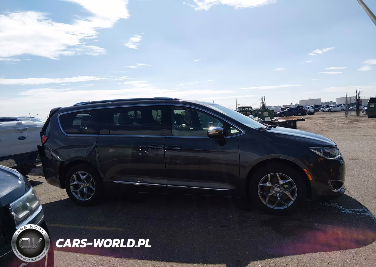 2018 Chrysler Pacifica Limited VIN:2C4RC1GG3JR109079 - 13