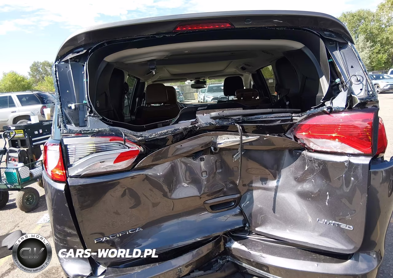2018 Chrysler Pacifica Limited VIN:2C4RC1GG3JR109079 - 16