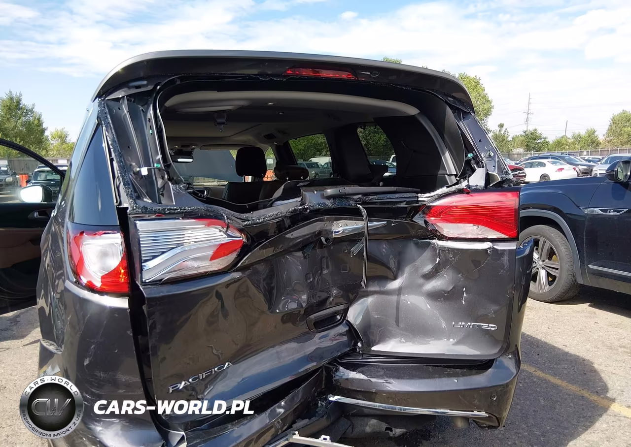 2018 Chrysler Pacifica Limited VIN:2C4RC1GG3JR109079 - 6