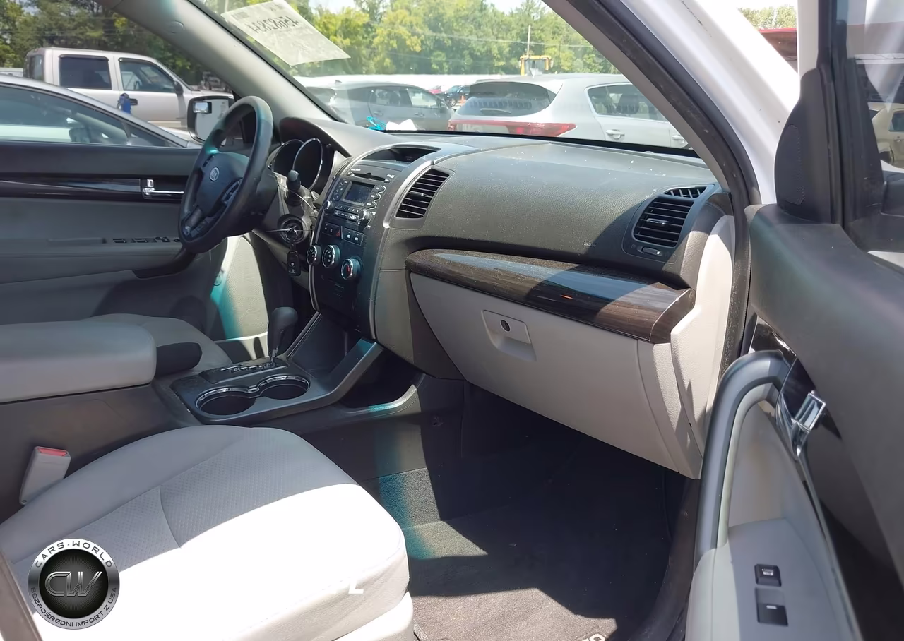 2011 Kia Sorento Lx VIN:5XYKT3A14BG013503 - 5