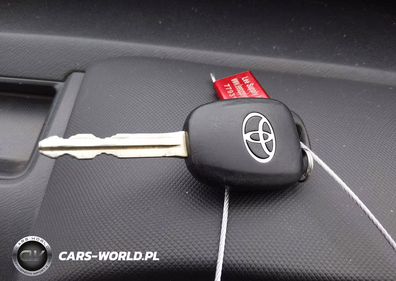 2017 Toyota Prius C One VIN:JTDKDTB30H1592575 - 11