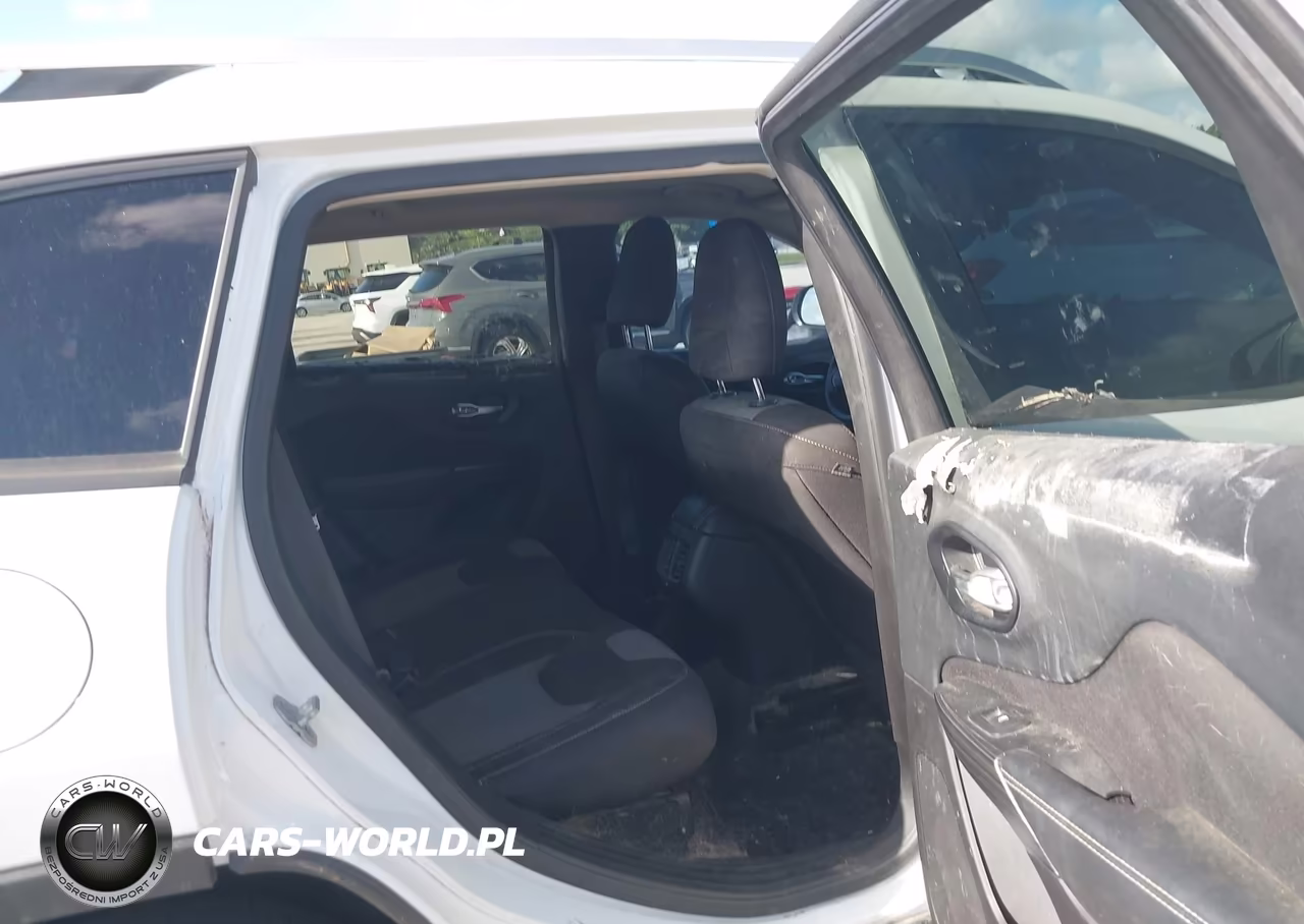 2015 Jeep Cherokee Sport VIN:1C4PJLAB1FW657005 - 8