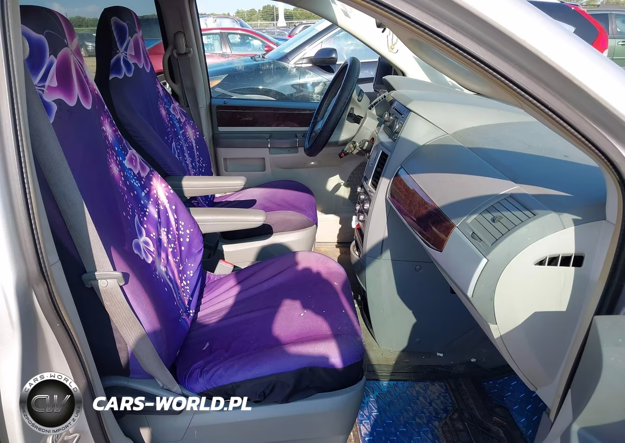 2010 Chrysler Town & Country Touring VIN:2A4RR5D18AR131983 - 5