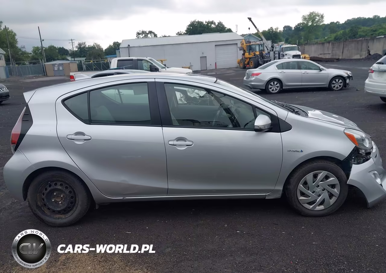 2015 Toyota Prius C One VIN:JTDKDTB37F1104722 - 13
