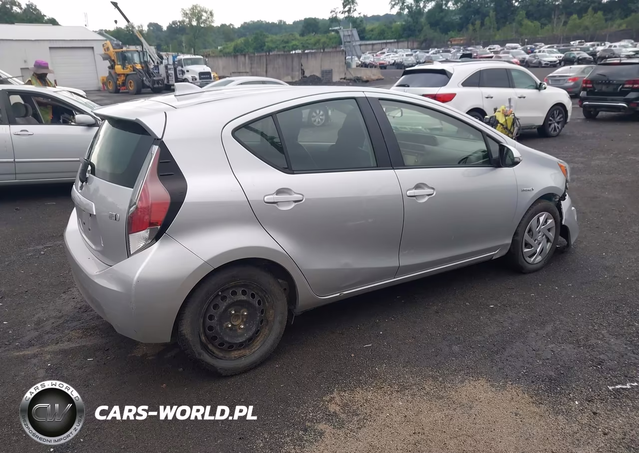 2015 Toyota Prius C One VIN:JTDKDTB37F1104722 - 4