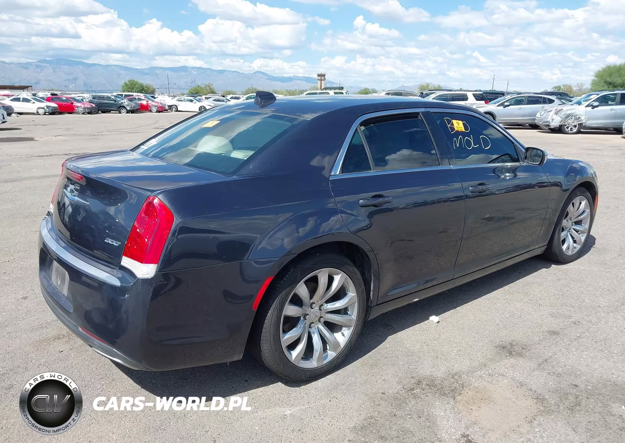 2018 Chrysler 300 Touring VIN:2C3CCAAG1JH327188 - 4