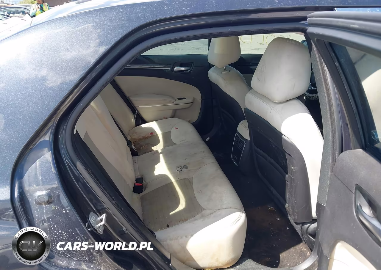 2018 Chrysler 300 Touring VIN:2C3CCAAG1JH327188 - 8