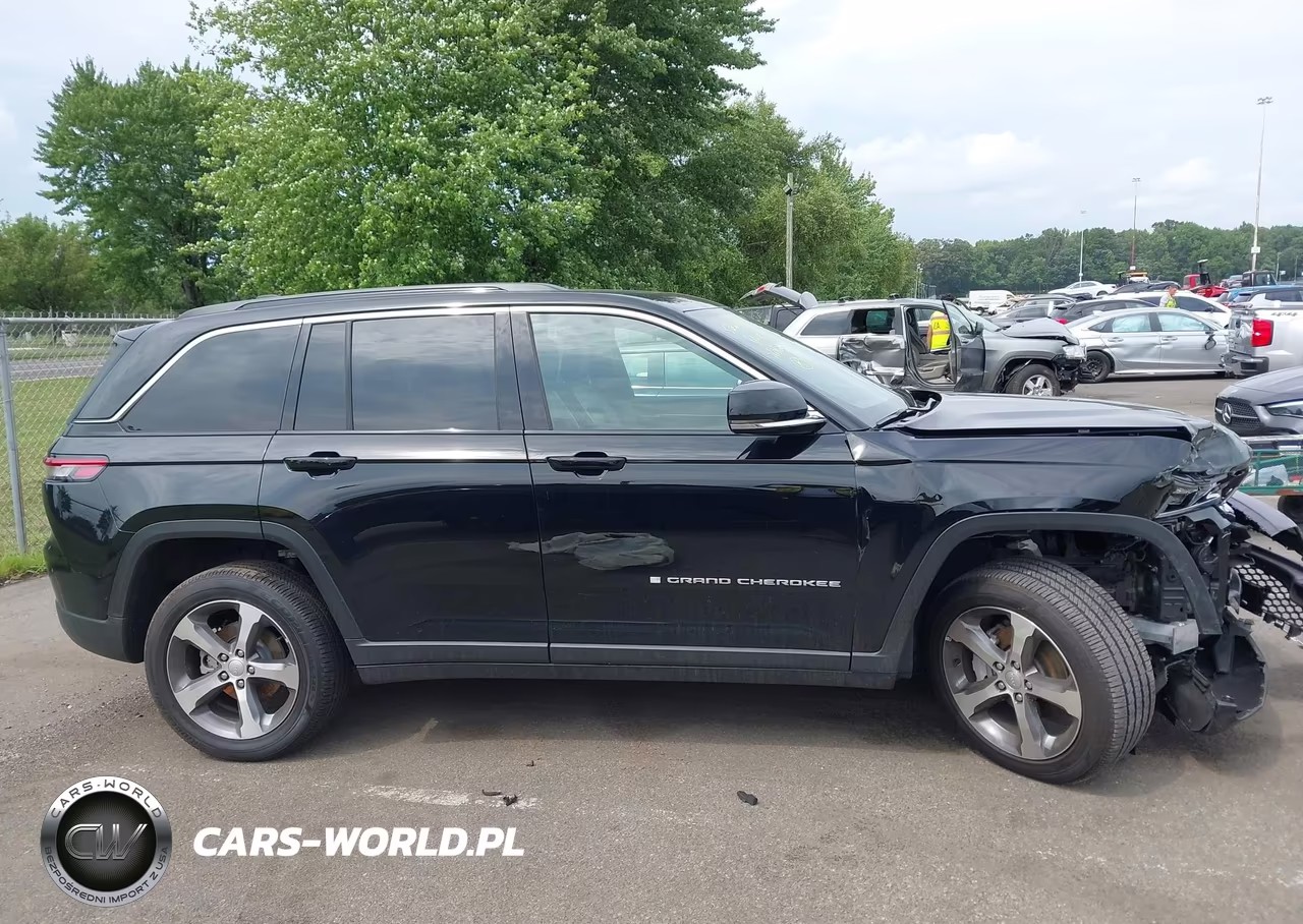 2025 Jeep Grand Cherokee Limited 4X4 VIN:1C4RJHBG2SC369814 - 13
