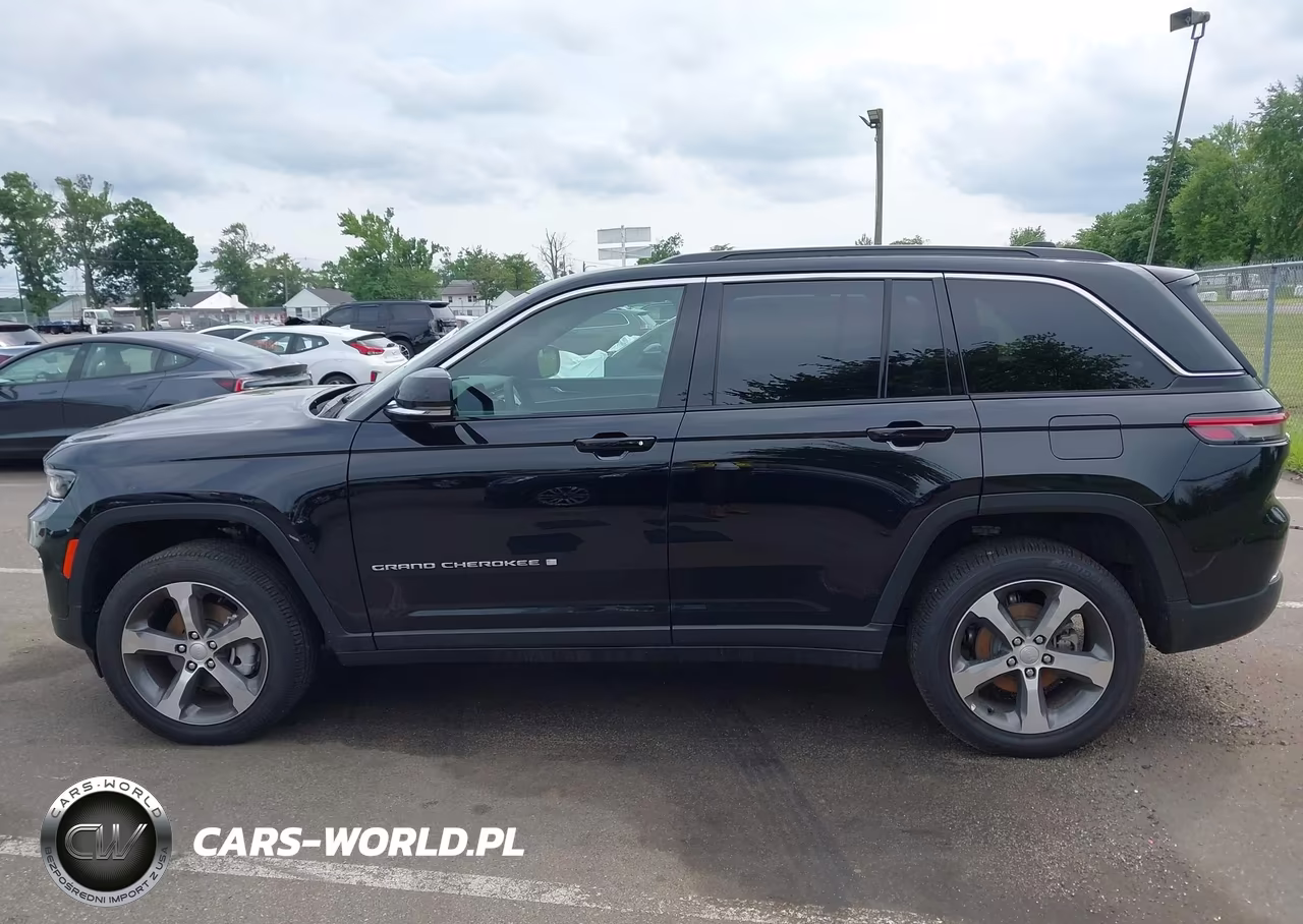 2025 Jeep Grand Cherokee Limited 4X4 VIN:1C4RJHBG2SC369814 - 14