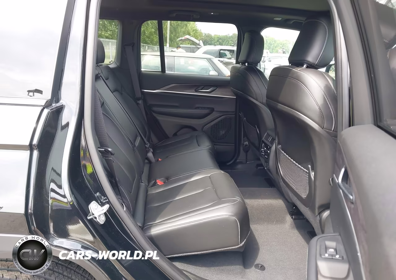 2025 Jeep Grand Cherokee Limited 4X4 VIN:1C4RJHBG2SC369814 - 8