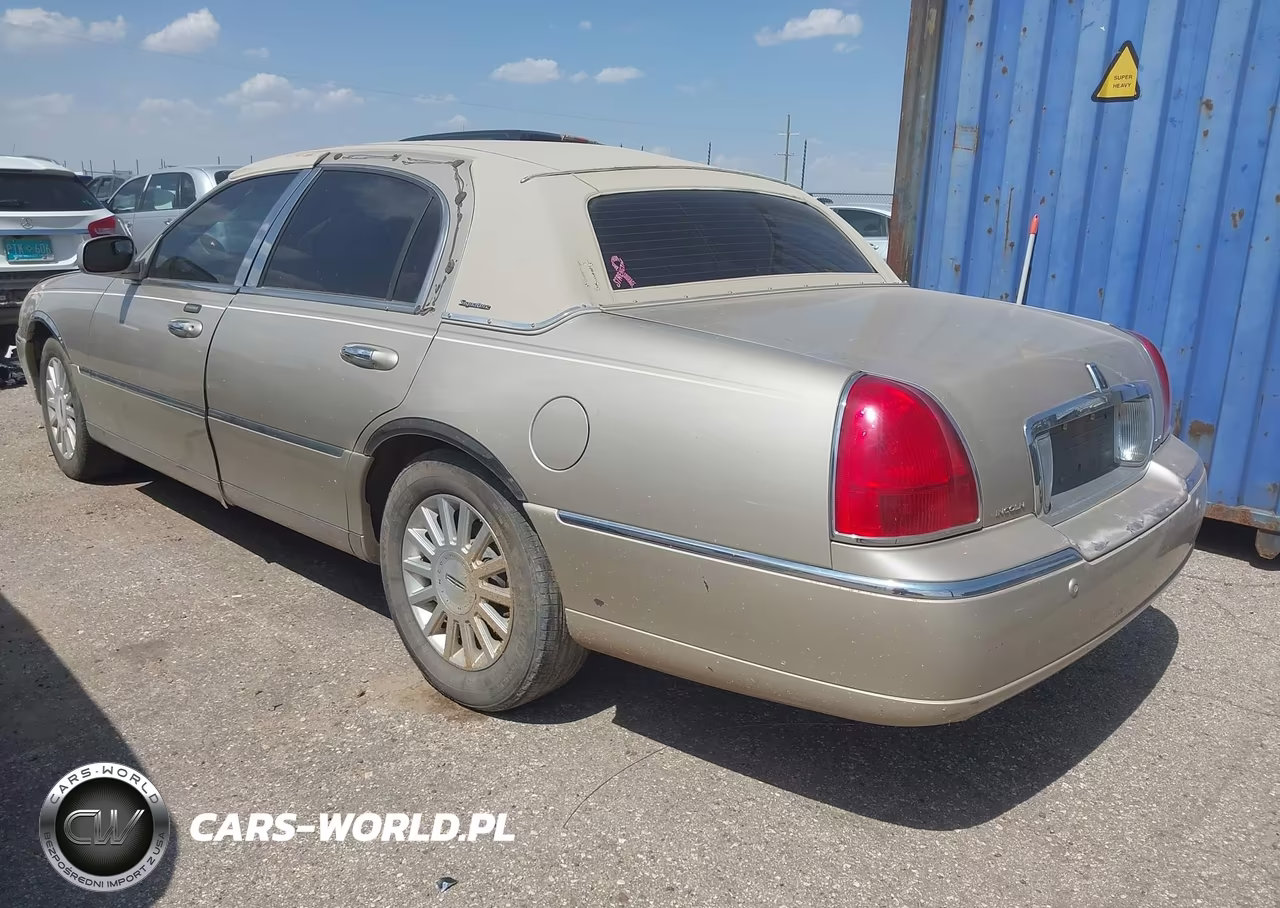 2005 Lincoln Town Car Signature VIN:1LNHM81W25Y601553 - 3
