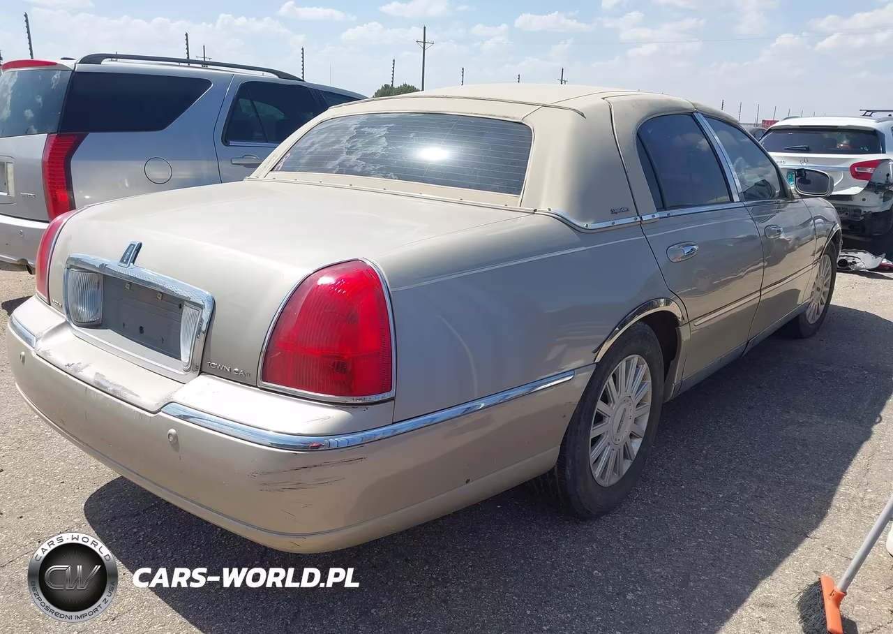 2005 Lincoln Town Car Signature VIN:1LNHM81W25Y601553 - 4