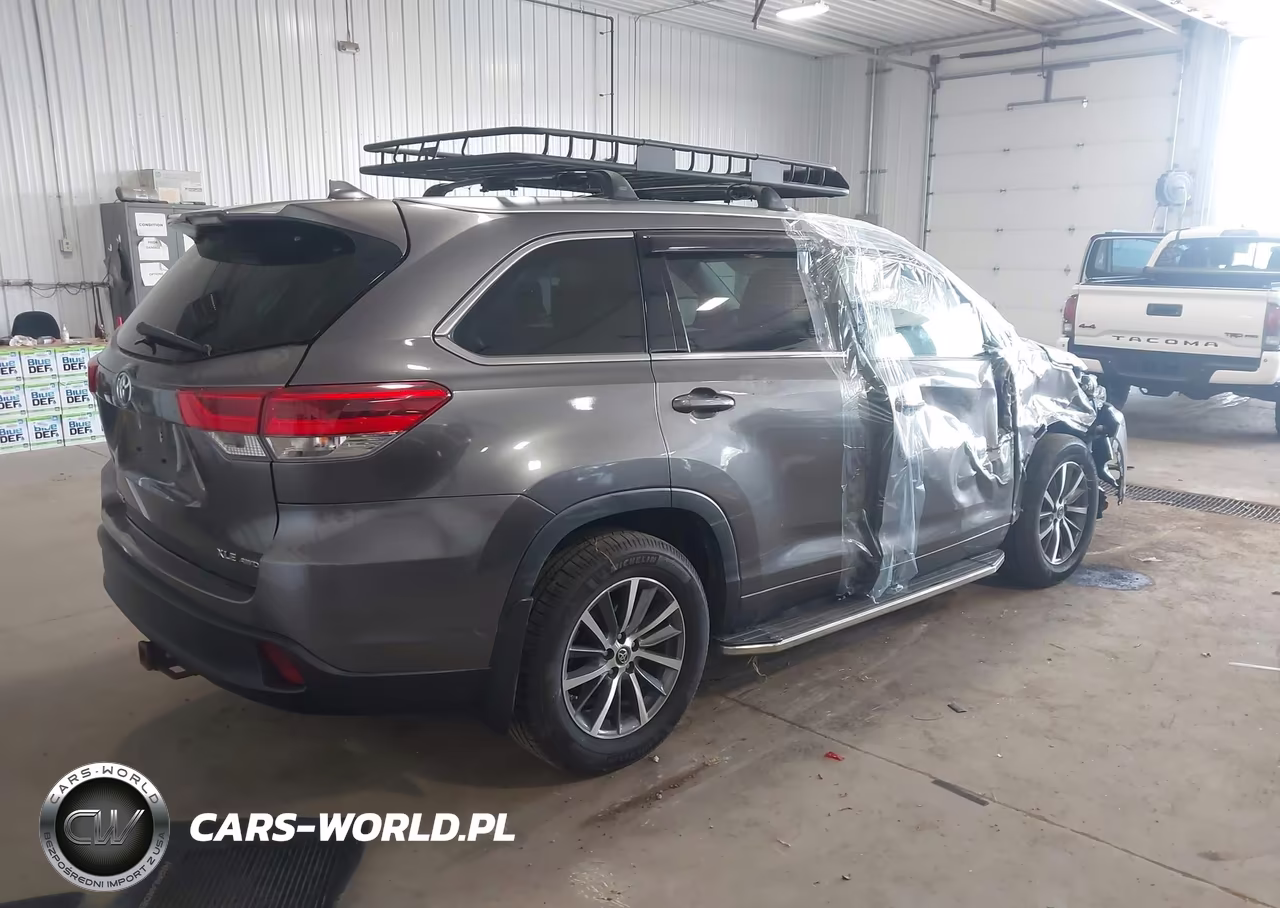 2017 Toyota Highlander Xle VIN:5TDJZRFH8HS456915 - 4
