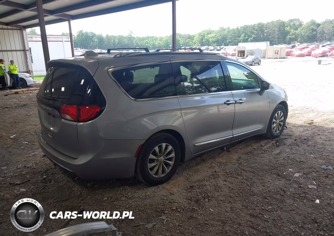 2019 Chrysler Pacifica Touring L VIN:2C4RC1BG7KR547970 - 4
