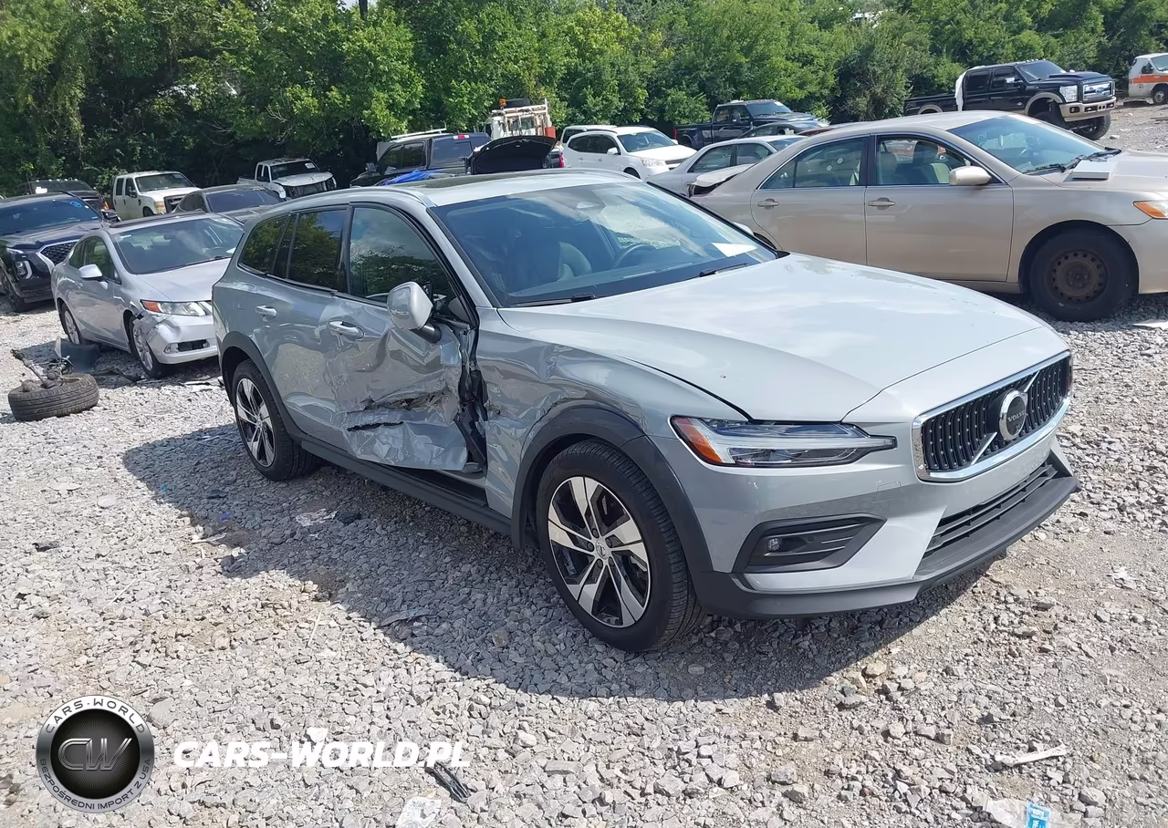 2025 Volvo V60 Cross Country Plus, B5 Awd Gas (Mild Hybrid) – zdjęcie 1 z 17
