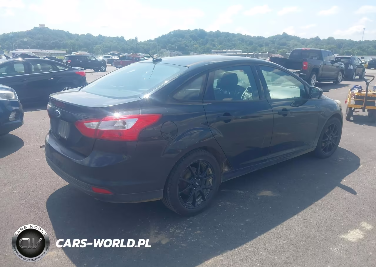2012 Ford Focus S VIN:1FAHP3E25CL259683 - 4
