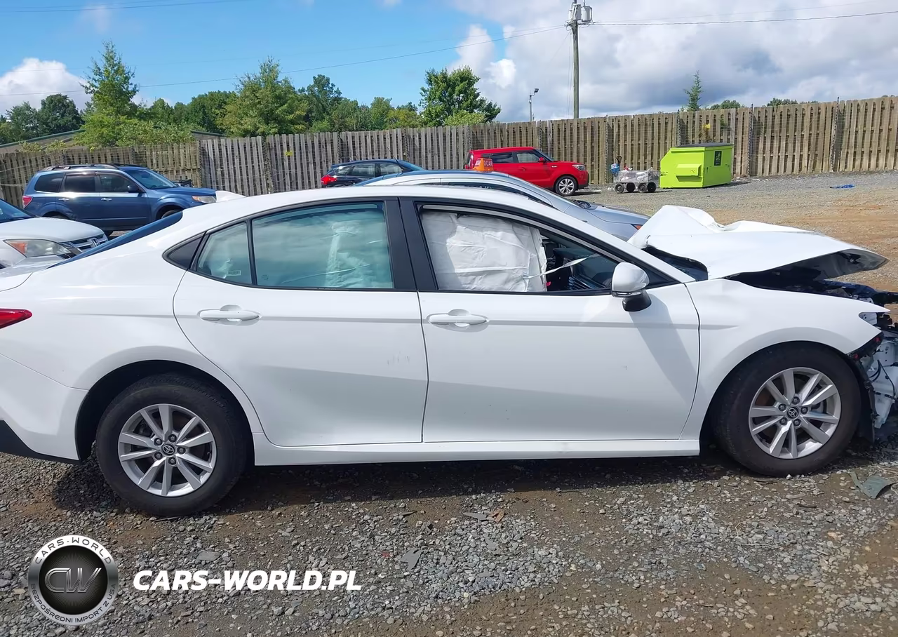 2025 Toyota Camry Le VIN:4T1DAACK5SU042253 - 13