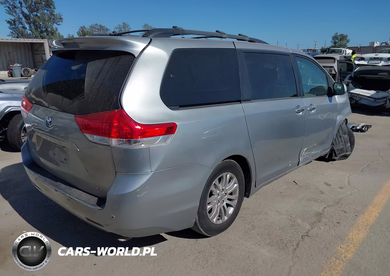 2014 Toyota Sienna Xle V6 8 Passenger VIN:5TDYK3DC8ES482319 - 4