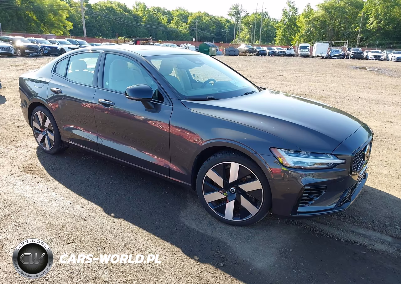 2024 Volvo S60 Recharge Plug-In Hybrid T8 Plus Dark Theme