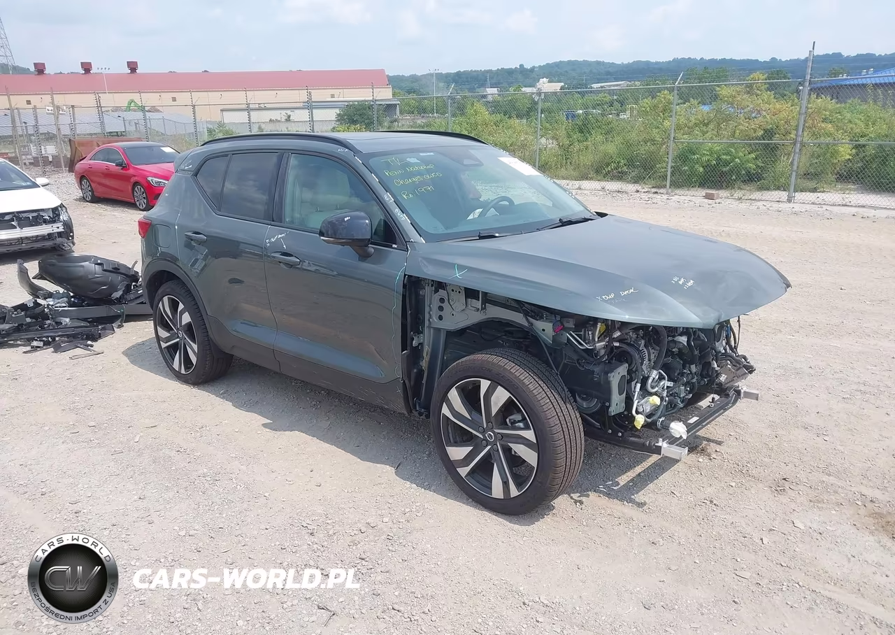2026 Volvo Xc40 Plus, B5 Awd Gas (Mild Hybrid), Dark – zdjęcie 1 z 18
