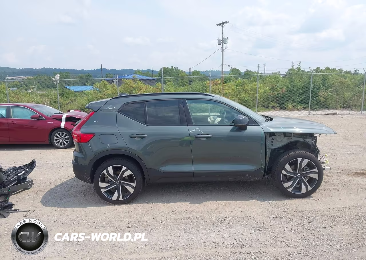 2026 Volvo Xc40 Plus, B5 Awd Gas (Mild Hybrid), Dark VIN:YV4L12UC4T2772243 - 14