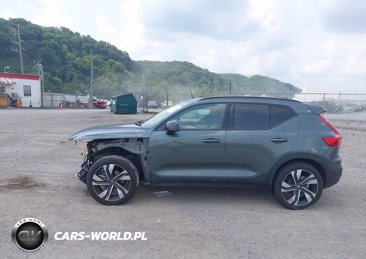 2026 Volvo Xc40 Plus, B5 Awd Gas (Mild Hybrid), Dark VIN:YV4L12UC4T2772243 - 15