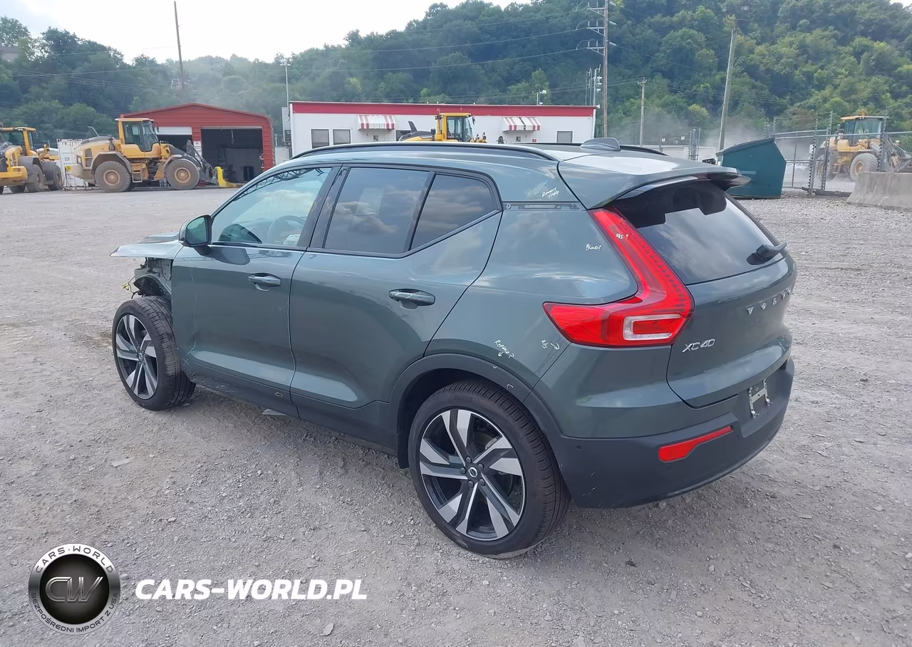 2026 Volvo Xc40 Plus, B5 Awd Gas (Mild Hybrid), Dark VIN:YV4L12UC4T2772243 - 3