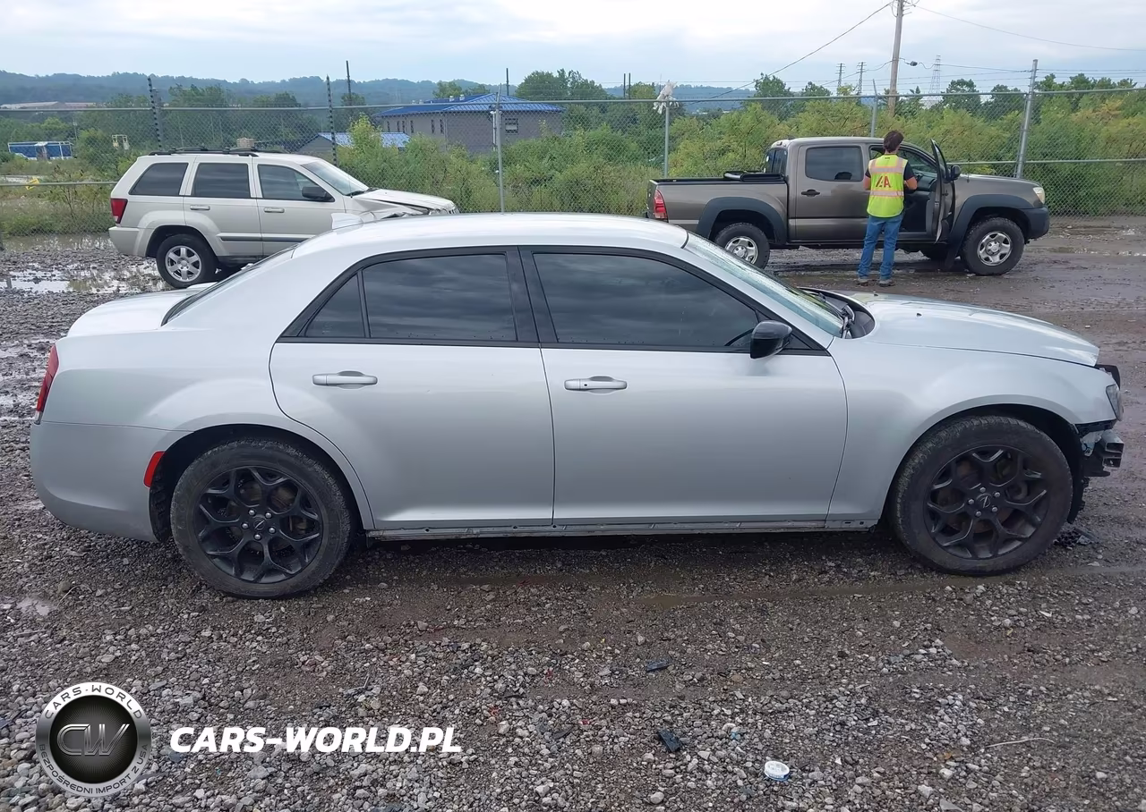 2019 Chrysler 300 Touring VIN:2C3CCARG5KH566491 - 14