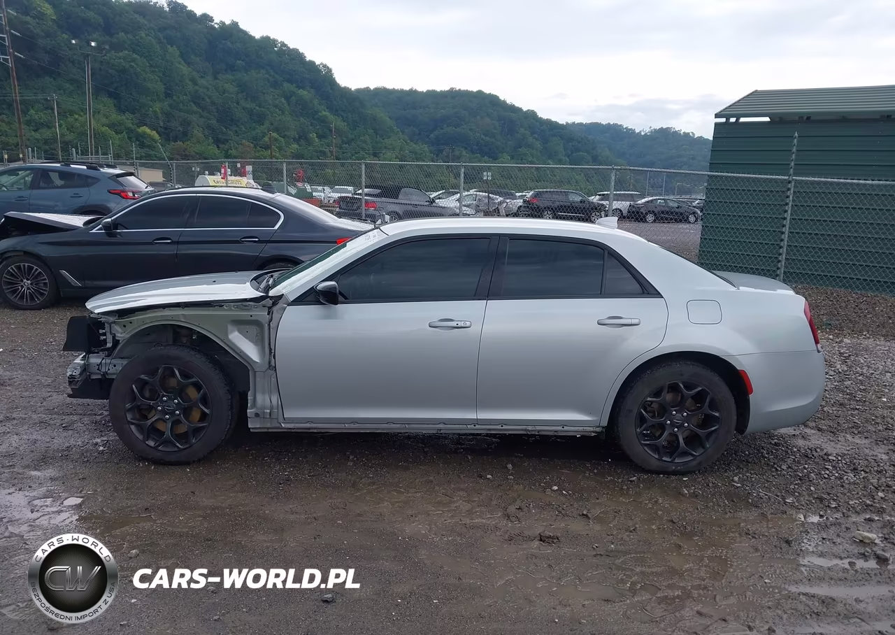 2019 Chrysler 300 Touring VIN:2C3CCARG5KH566491 - 15
