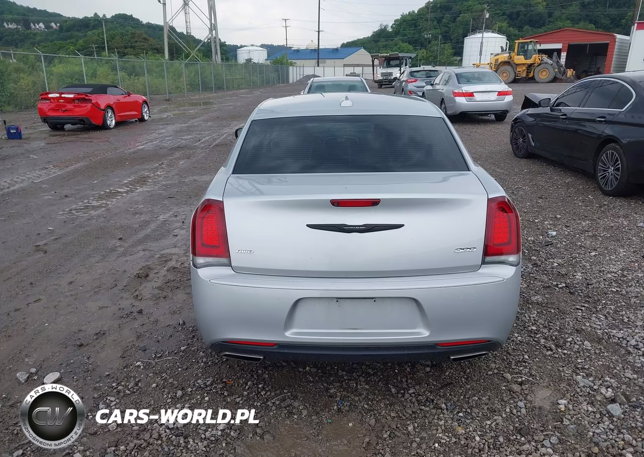 2019 Chrysler 300 Touring VIN:2C3CCARG5KH566491 - 17