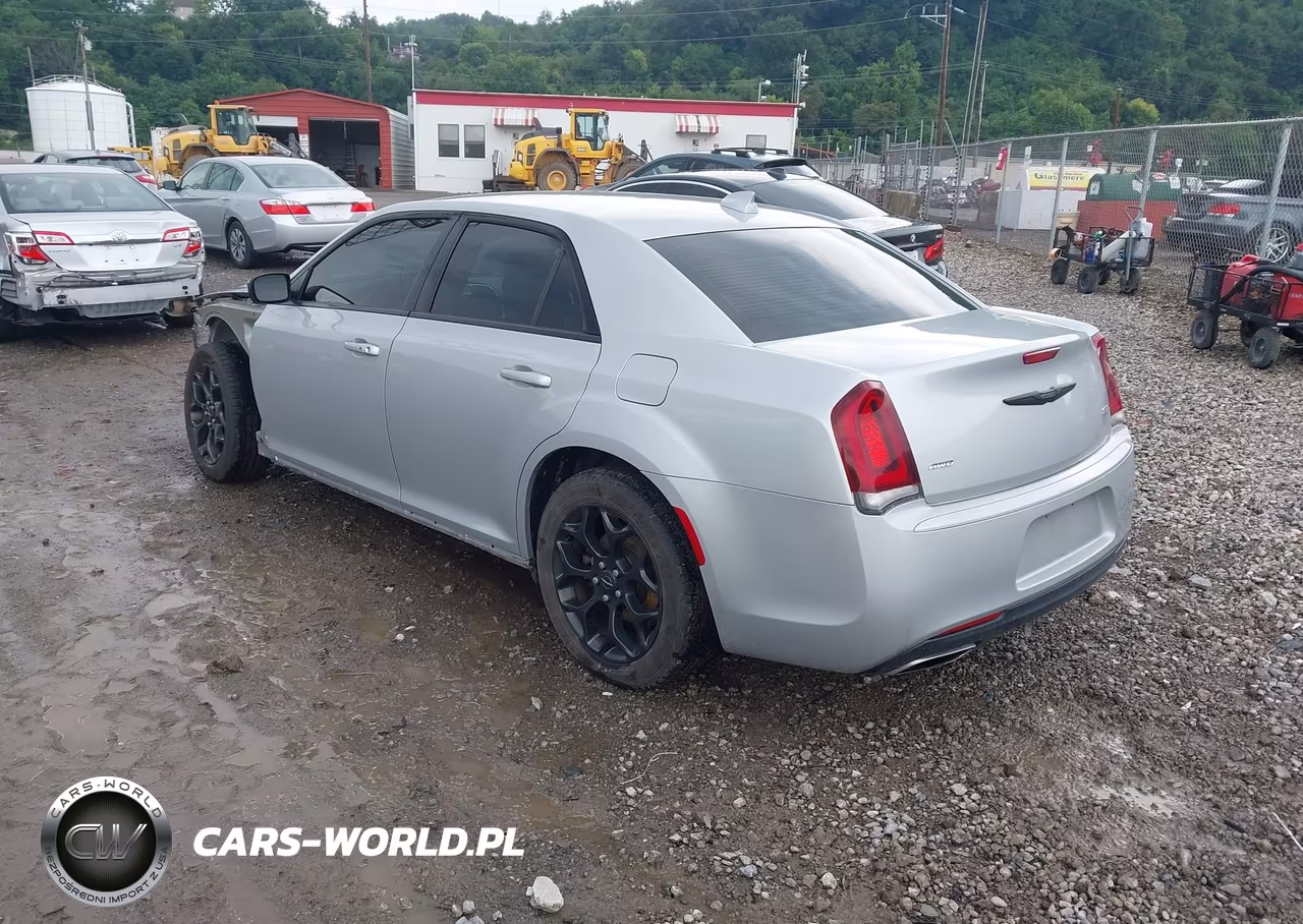 2019 Chrysler 300 Touring VIN:2C3CCARG5KH566491 - 3