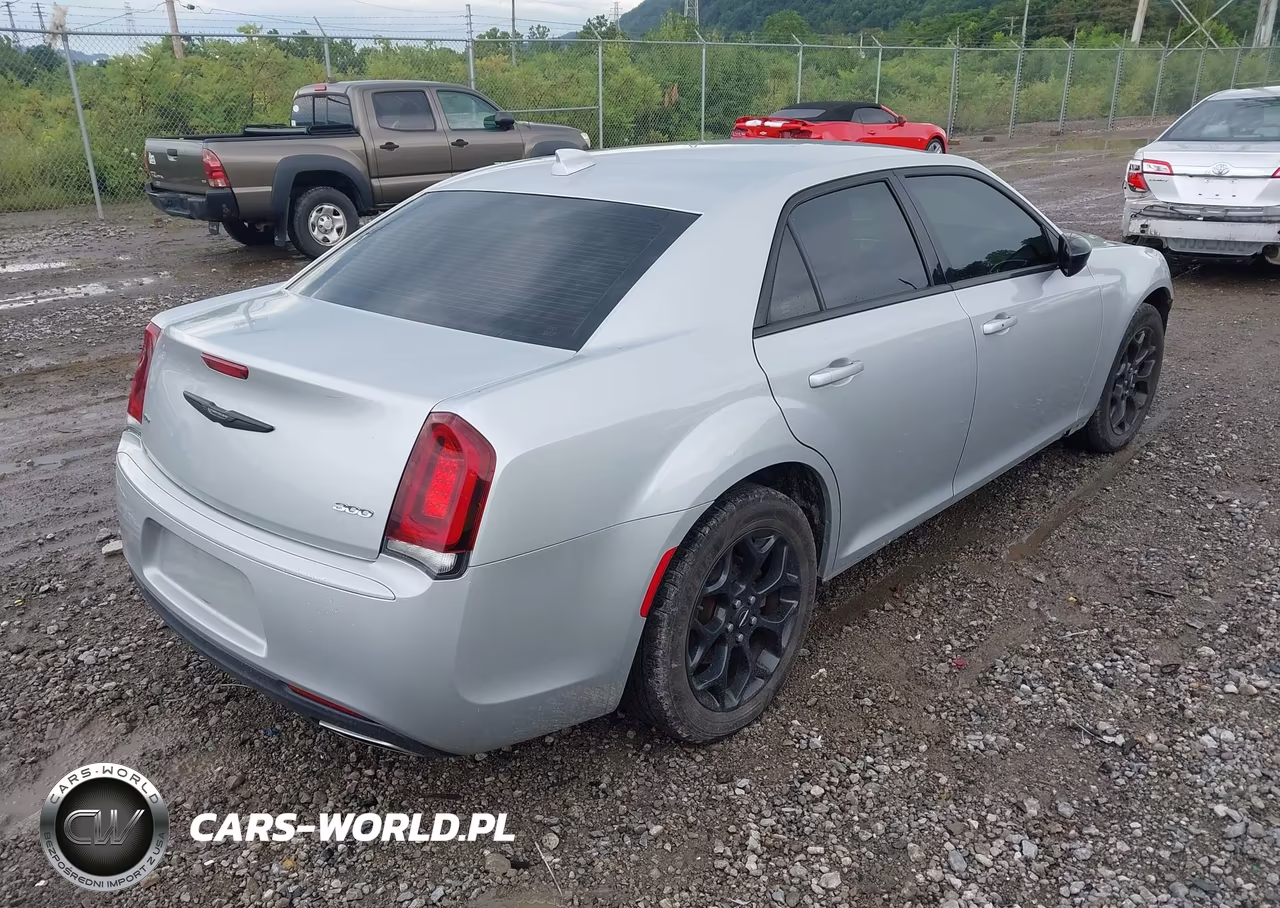 2019 Chrysler 300 Touring VIN:2C3CCARG5KH566491 - 4