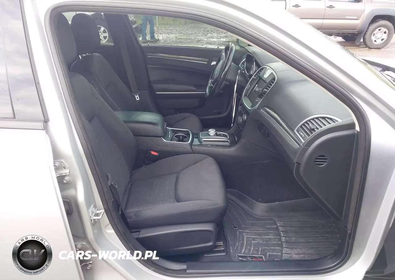 2019 Chrysler 300 Touring VIN:2C3CCARG5KH566491 - 5