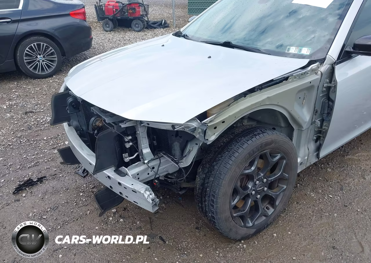 2019 Chrysler 300 Touring VIN:2C3CCARG5KH566491 - 6