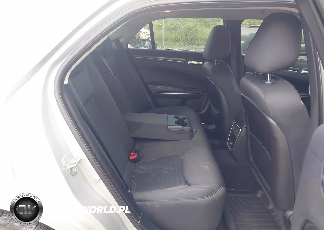 2019 Chrysler 300 Touring VIN:2C3CCARG5KH566491 - 8