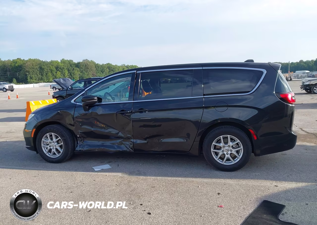 2023 Chrysler Pacifica Touring L VIN:2C4RC1BG6PR560278 - 14