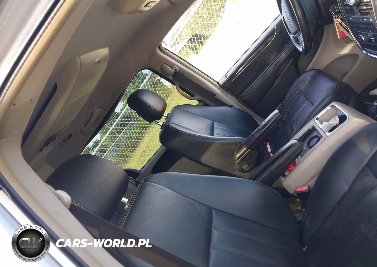 2014 Chrysler Town & Country Touring VIN:2C4RC1BG0ER208200 - 5
