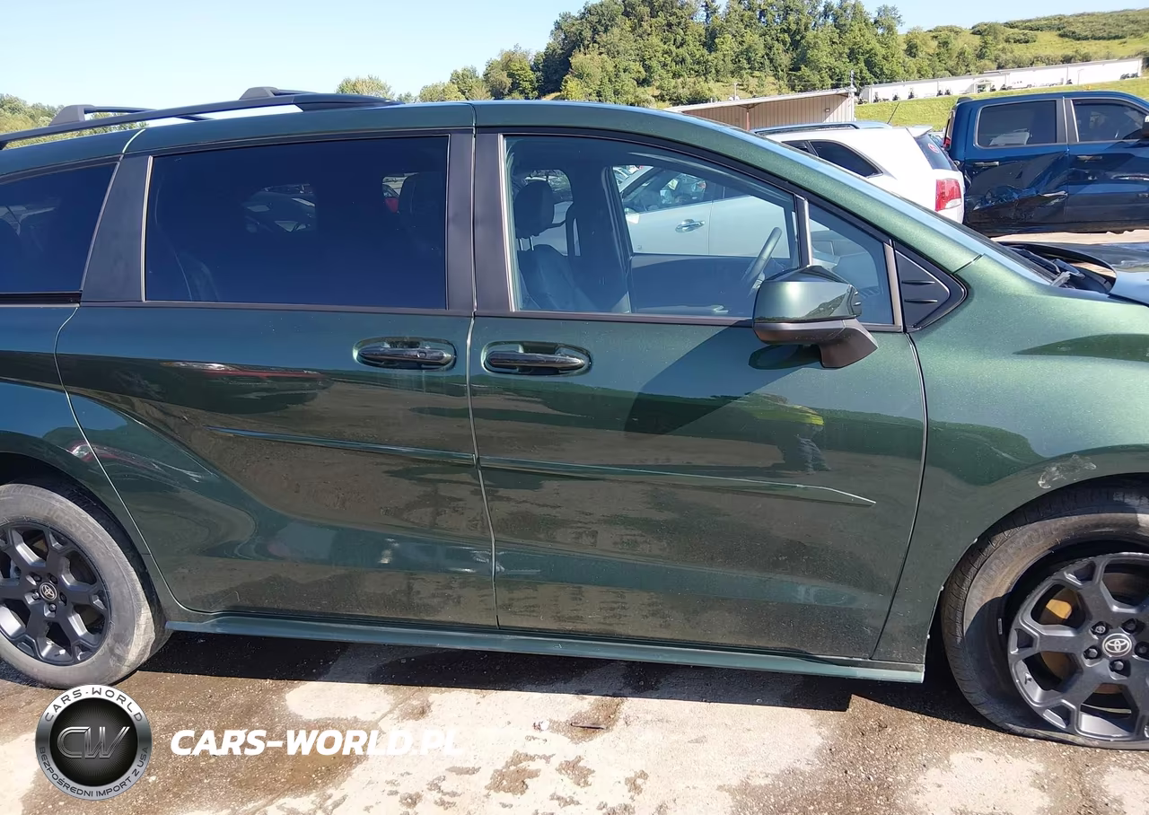 2025 Toyota Sienna Woodland Edition VIN:5TDCSKFC5SS192486 - 14