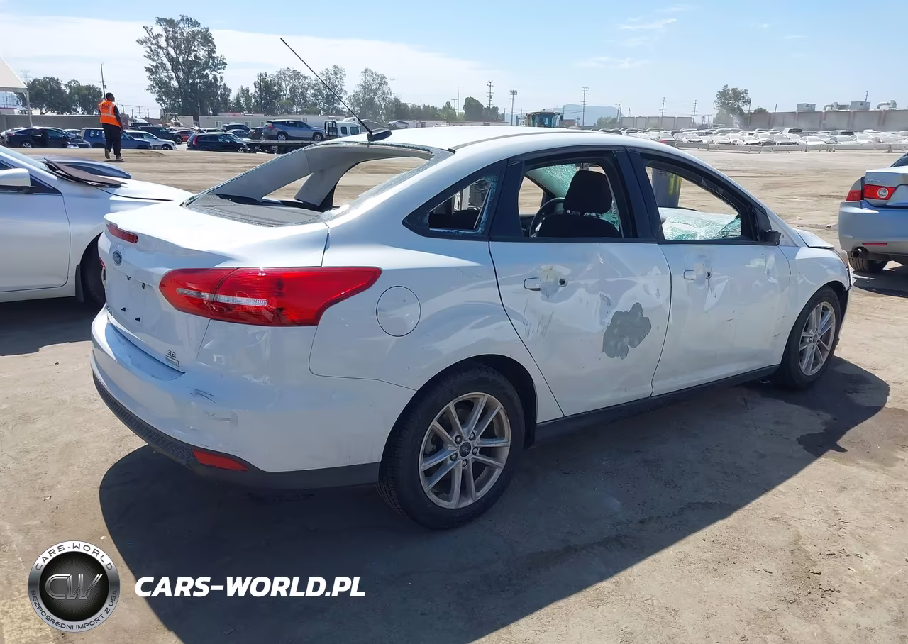 2018 Ford Focus Se VIN:1FADP3FE7JL241626 - 4