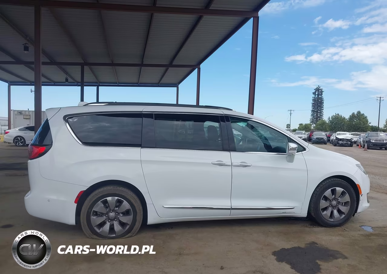 2018 Chrysler Pacifica Hybrid Limited VIN:2C4RC1N72JR183404 - 13