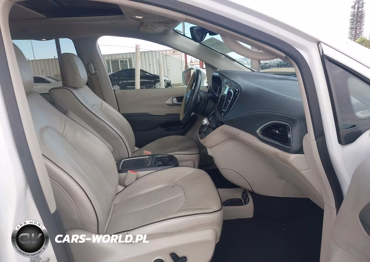 2018 Chrysler Pacifica Hybrid Limited VIN:2C4RC1N72JR183404 - 5