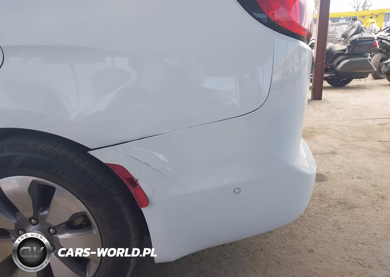 2018 Chrysler Pacifica Hybrid Limited VIN:2C4RC1N72JR183404 - 6